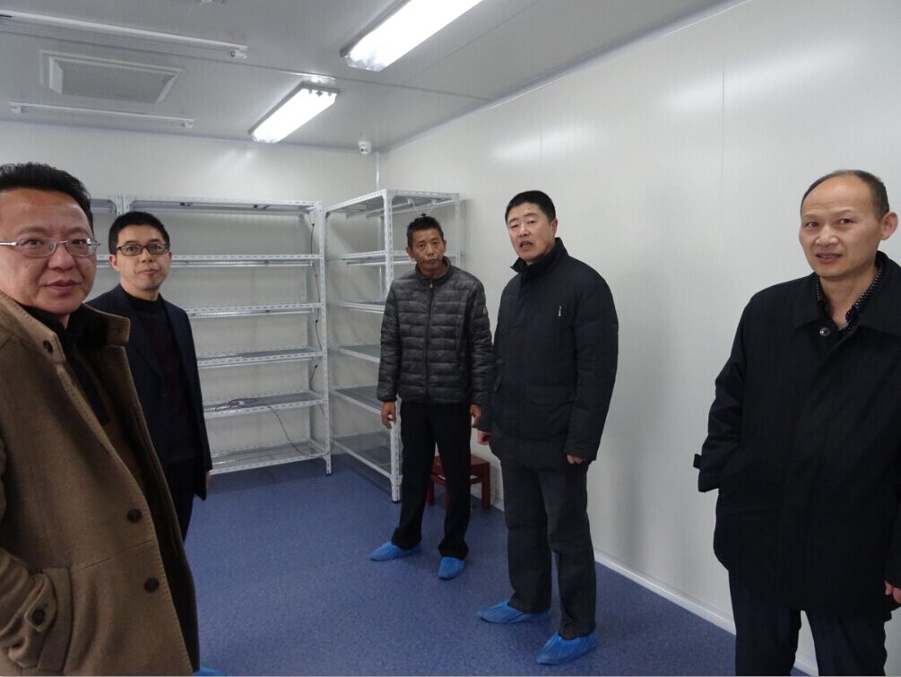 验收专家组在植物组织培养实验室验收