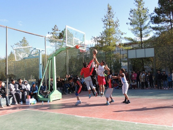 队员在激烈拼抢