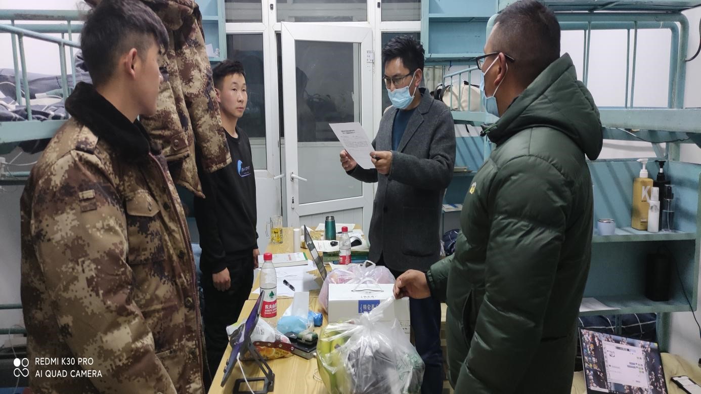 洛追朗杰书记与同学交谈并检查体温登记表格