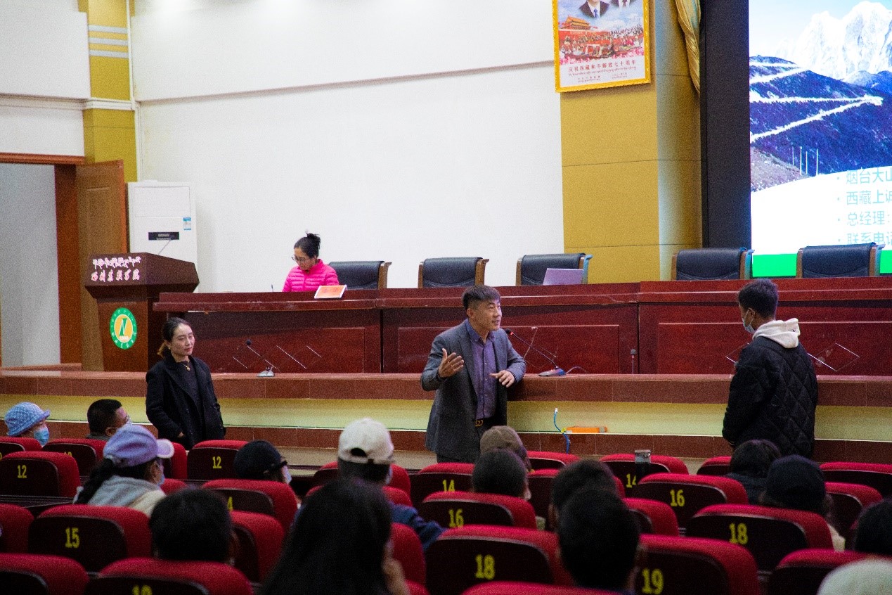 两位企业家与毕业生进行交流