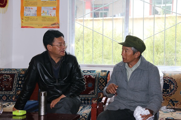 与扎拉村支部书记交谈