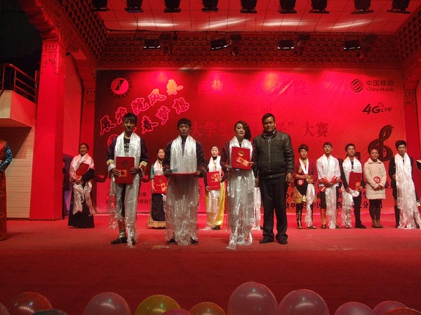 领导嘉宾为获奖选手颁奖