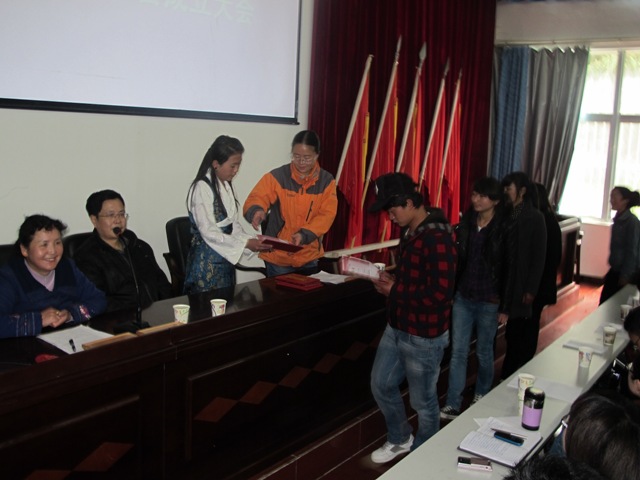 刘斌副院长为获奖学生颁奖