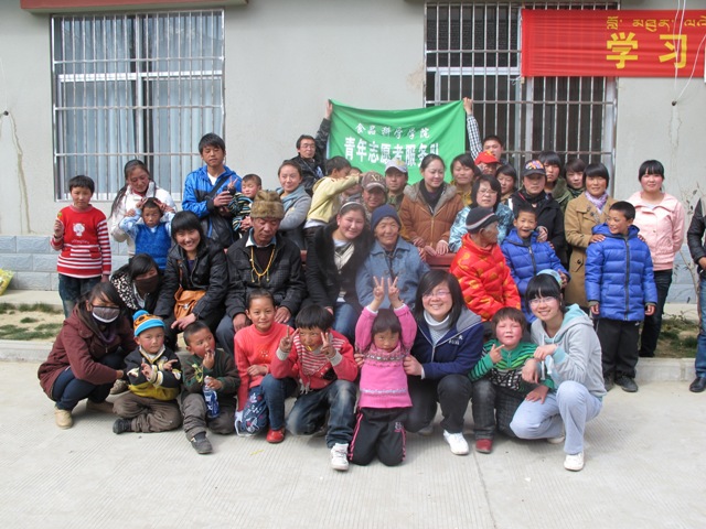 我院青年志愿者服务队前往孤儿院义务劳动