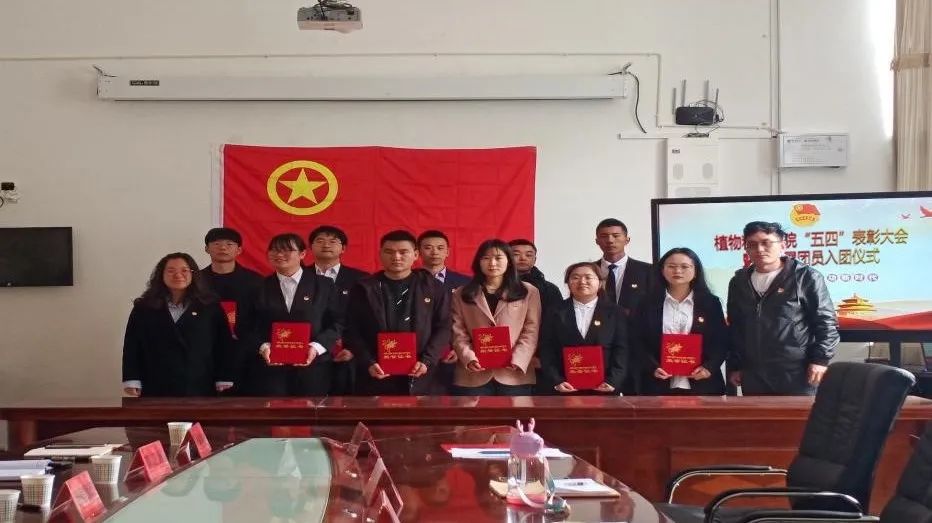 受表彰人员代表合影