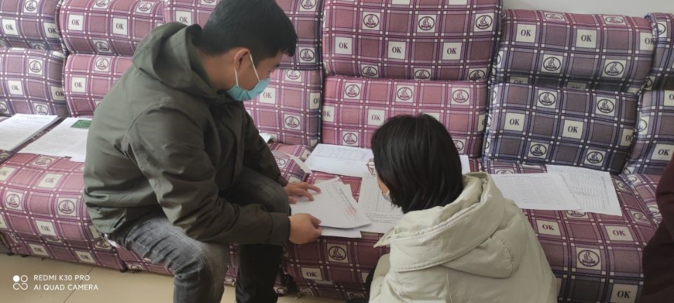 学工处老师对相关内容进行检查指导