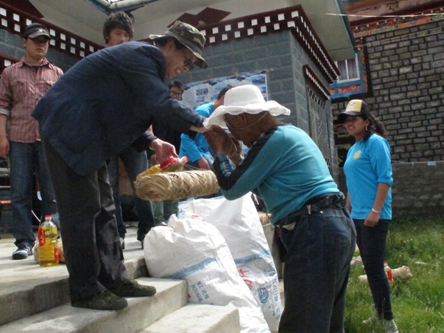 我院开展2012年暑期“三下乡”社会实践送温暖、送关怀活动