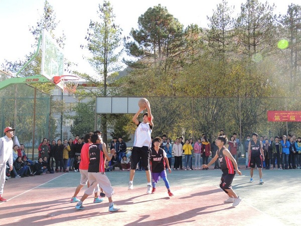 队员在起跳投篮