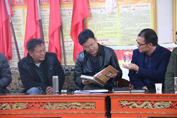 云丹加措书记听取龙古村驻村工作队工作汇报