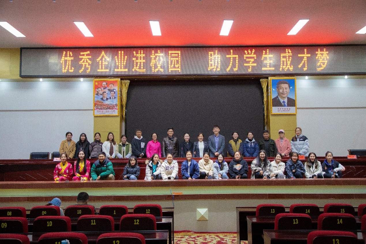 企业家、院领导与毕业生合照