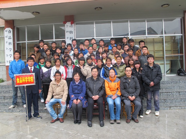 院领导与获奖学生合影