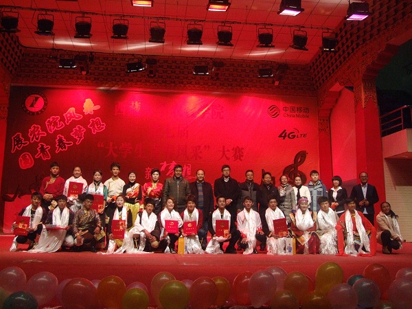 嘉宾评委与选手合影